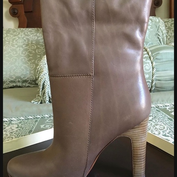 COACH “HALIA” LOGO EMBOSSSED STACKED HEEL LEATHER ANKLE BOOTS SIZE 9 BNWT - Picture 5 of 13